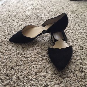 Scalloped black pointed toe flats
